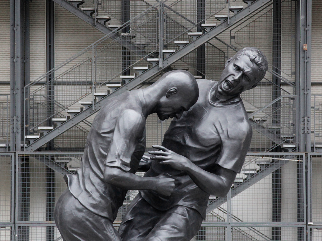 Cabeçada de Zidane importalizada em Paris [Reuters]
