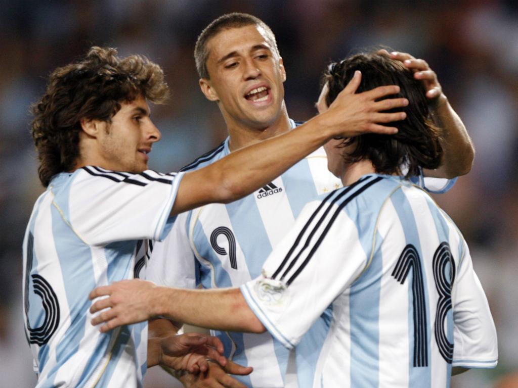 Messi marca a Argélia, em 2007, em Barcelona: Aimar e Crespo felicitam-no (foto: Reuters)