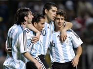 Messi e Aimar a festejarem o golo de Riquelme ao Peru, na Copa América 2007 (foto: Reuters)