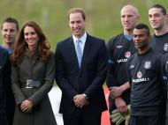 Duques de Cambridge visitam centros de treinos da seleção inglesa, o Saint George`s Park [Reuters]