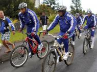 Fora do elemento deles: Henry e Cissé, a volta dos Bleus em bicicleta