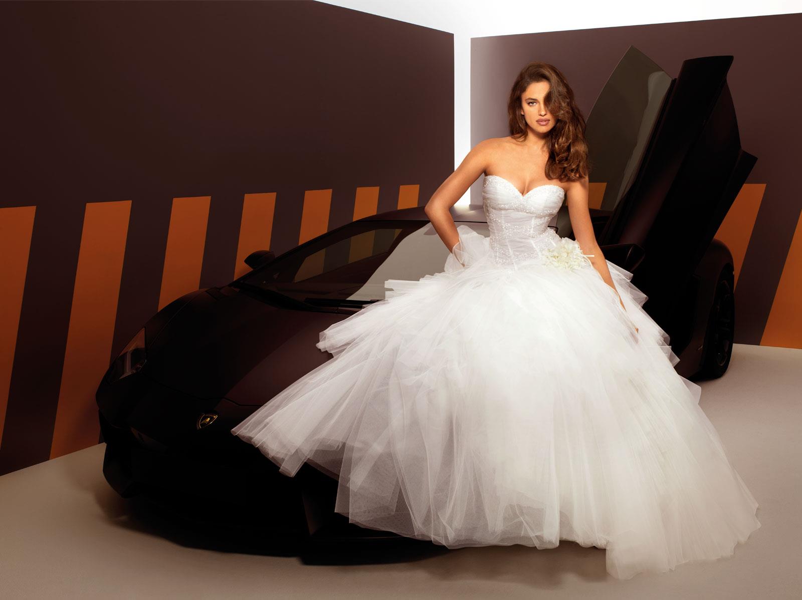 Irina Shayk, uma noiva entre carros de luxo Foto: Divulgação