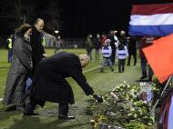Presidente da Federação Holandesa na homenagem ao árbitro assassinado no estádio do Buitenboys em Almere (United Photos)