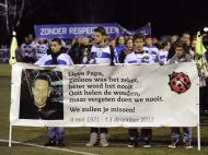Elementos dos clubes locais homenagem ao árbitro assassinado no estádio do Buitenboys em Almere (United Photos)