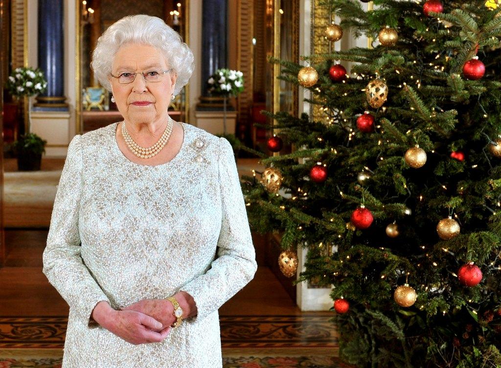 Vídeo: Rainha Isabel II grava mensagem de Natal em 3D - SELFIE