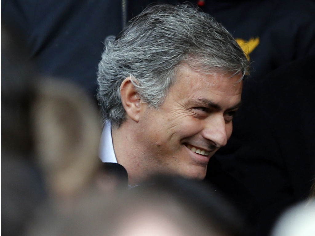 Mourinho assiste ao Man Utd-Liverpool (REUTERS/Phil Noble)