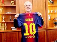 Gerd Muller com a camisola que Messi lhe enviou