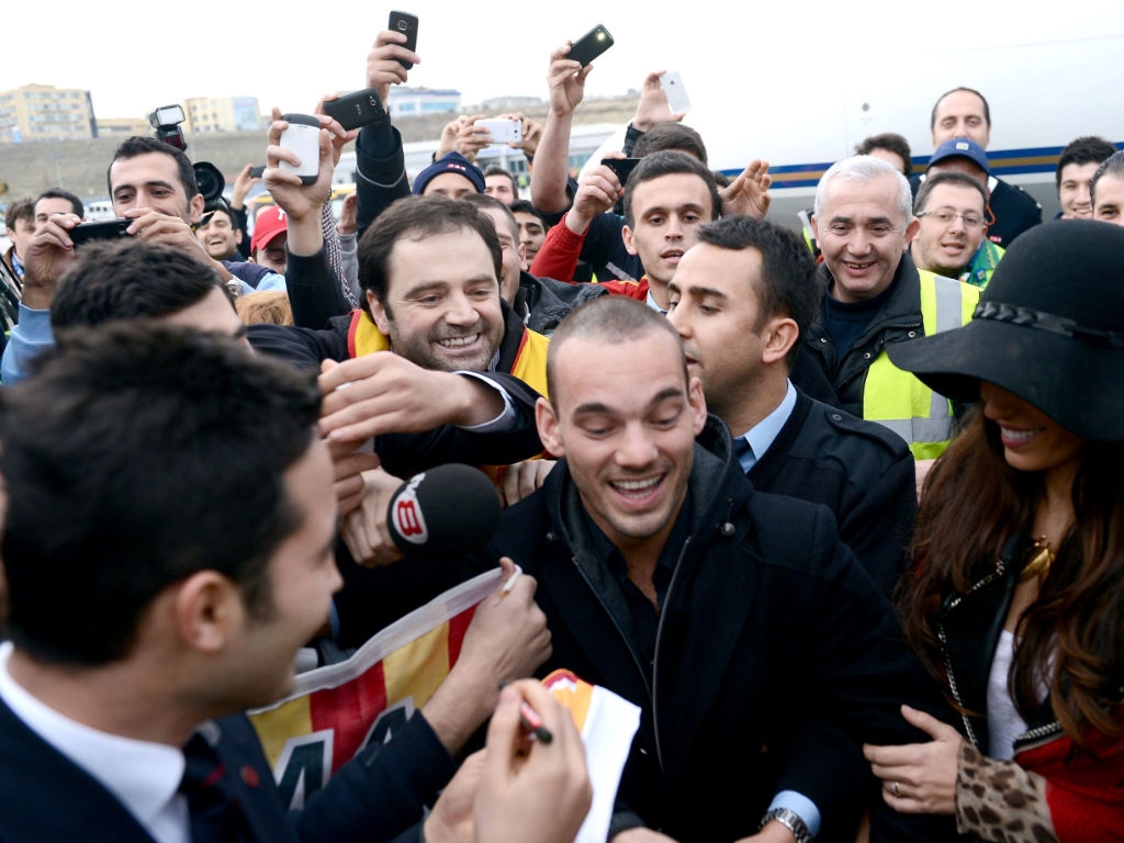 Sneijder chega a Istambul (EPA/BERK OZKAN)