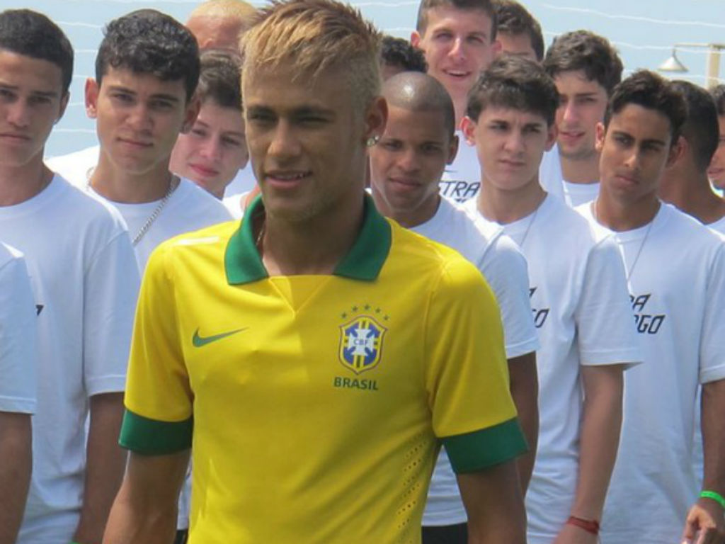Inglaterra-Brasil: estreia do novo equipamento