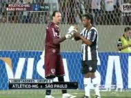 Ceni dá água a Ronaldinho