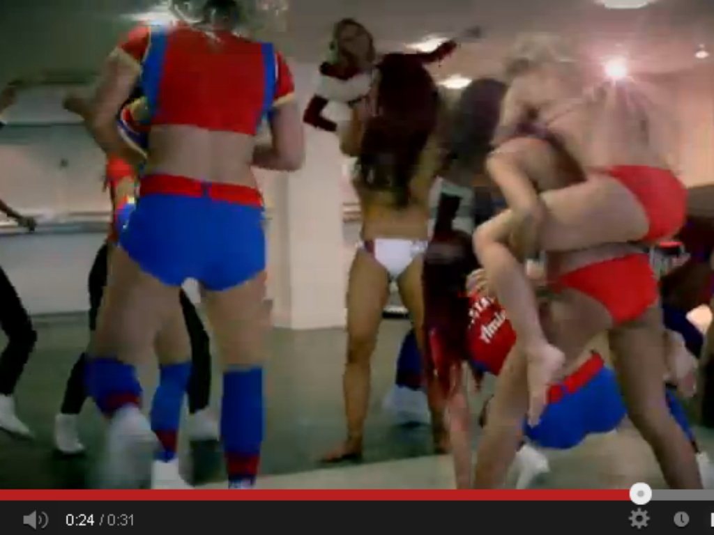 Cheerleaders do Crystal Palace dançam Harlem Shake