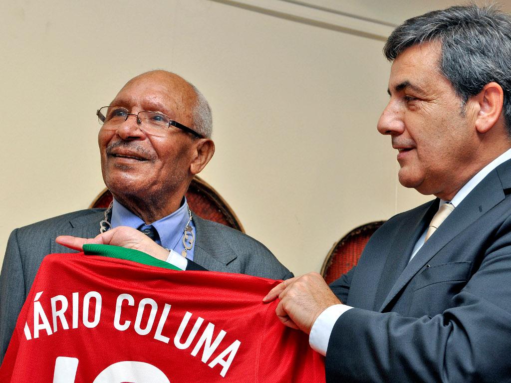 Mário Coluna recebeu medalha de mérito desportivo [António Silva/Lusa]