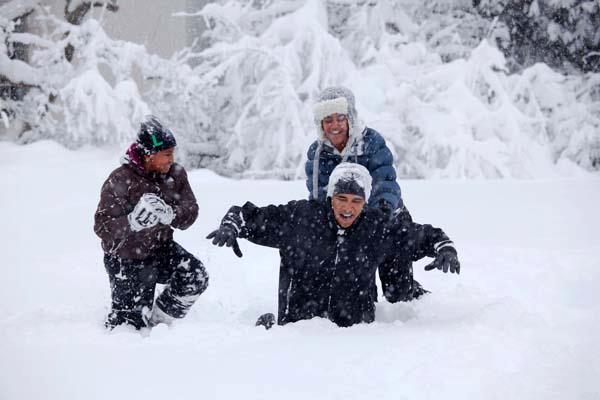 Barack Obama diverte-se com as filhas na neve Foto: Facebook