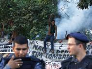 Polícia de choque expulsa índios do «Maracanã» (Reuters/Ricardo Moraes)