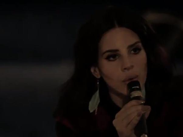 Lana del Rey faz versão de música de Leonard Cohen