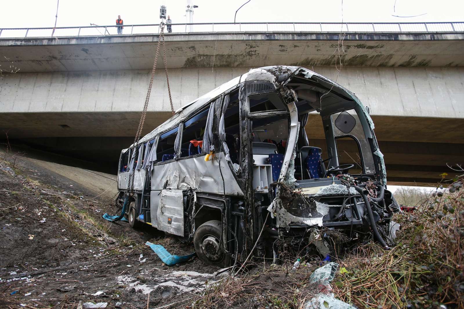 Autocarro com estudantes cai de uma ravina (EPA)