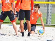 Bayern treina voleibol de praia depois da goleada (fcbayern.telekom.de)