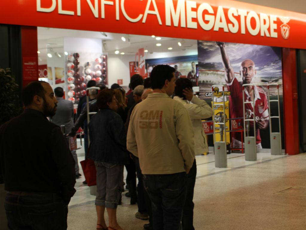Adeptos do Benfica fazem fila para comprar bilhetes (MAISFUTEBOL/Sérgio Pereira)