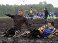 Futebol na lama (EPA/INGO WAGNER)