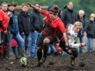 Futebol na lama (EPA/INGO WAGNER)