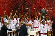 28/05/2003: Com Rui Costa como maestro, o Milan sagra-se campeão europeu em Old Trafford, batendo a Juventus nos penaltis (Reuters)