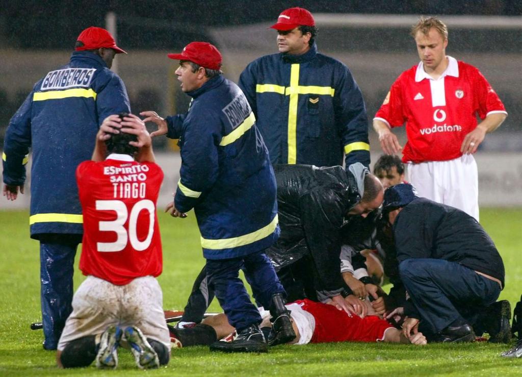 25/1/2004: tragédia no futebol português, com o jogador do Benfica Miklos Fehér a cair em pleno relvado do D. Afonso Henriques, em Guimarães, vitimado por um ataque cardíaco (Reuters/Luís Vieira)