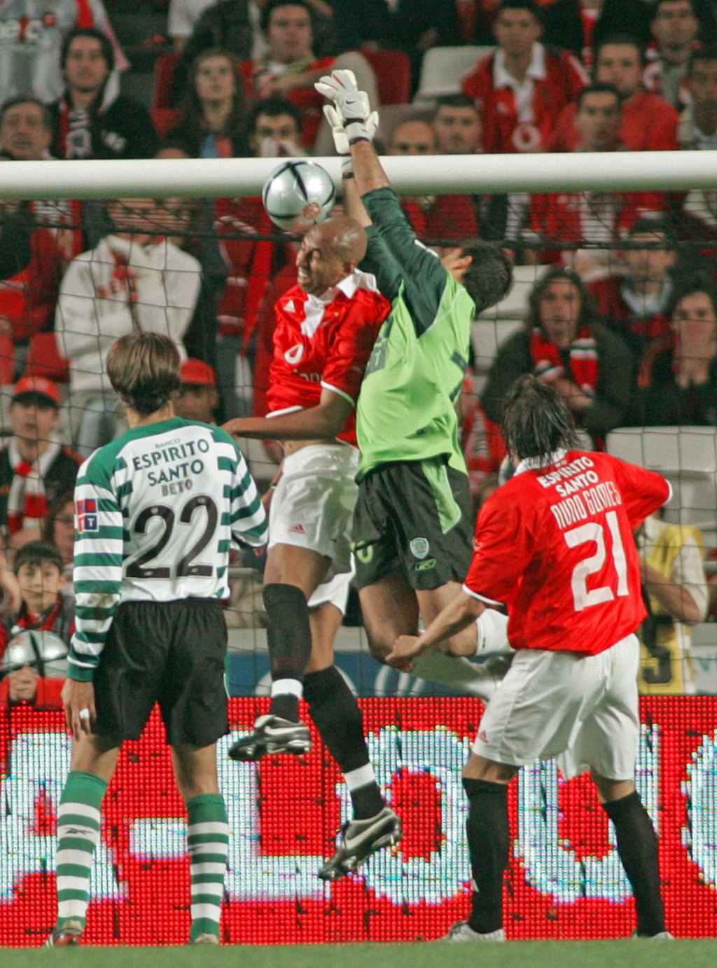14/5/2005: Luisão salta mais do que Ricardo e marca ao Sporting, nos últimos minutos, pondo o Benfica na liderança da Liga a uma jornada do fim (Reuters/José Manuel Ribeiro)