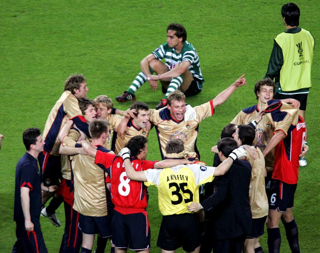 18/5/2005: Beto, inconsolável, assiste à festa do CSKA Moscovo, que conquista a Taça UEFA depois de vencer o Sporting em Alvalade (3-1), quatro dias depois de os leões deixarem fugir o título nacional (Reuters/Albert Gea)