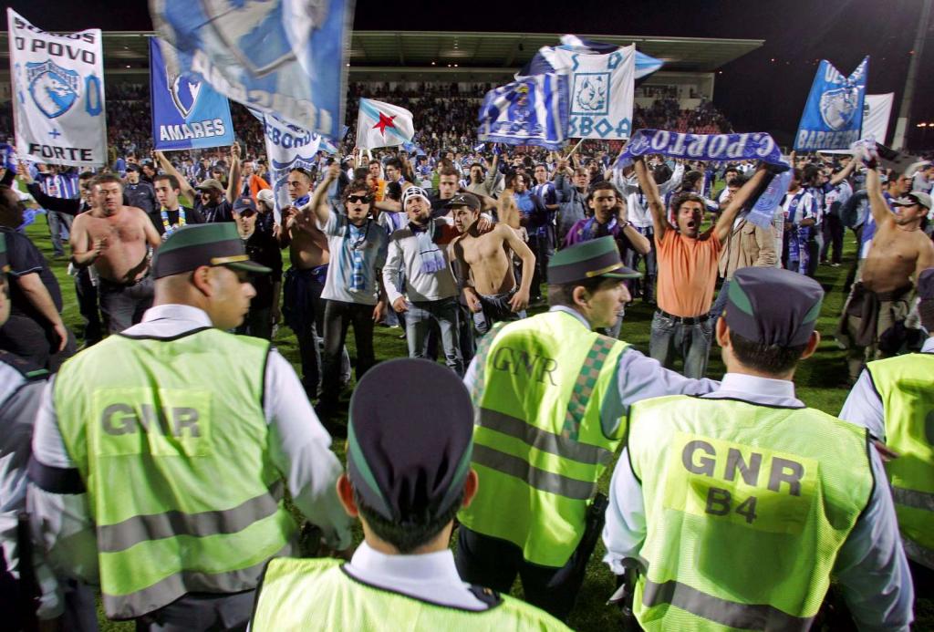 22/4/2006: agentes da GNR tentam conter a invasão de adeptos do F.C. Porto ao campo do Penafiel, para festejar a conquista do título nacional (Reuters/José Manuel Ribeiro)