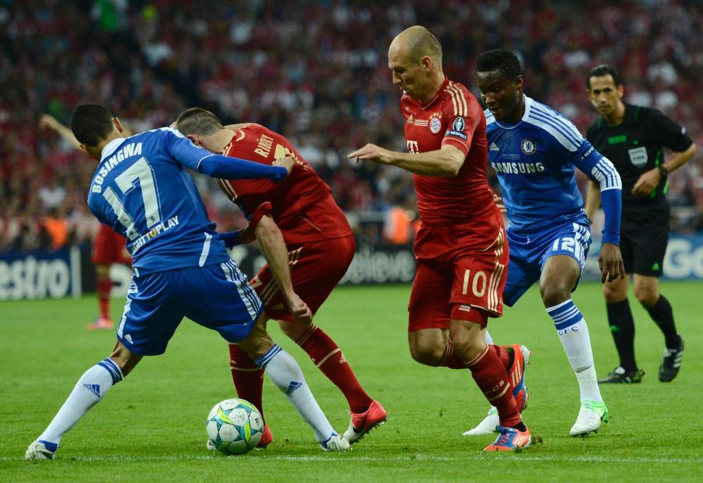 19/5/2012: Bosingwa trava Ribéry e Robben, o Chelsea trava o Bayern em Munique e sagra-se campeão europeu para surpresa geral. O árbitro português Pedro Proença observa ao longe (Reuters/Dylan Martinez)