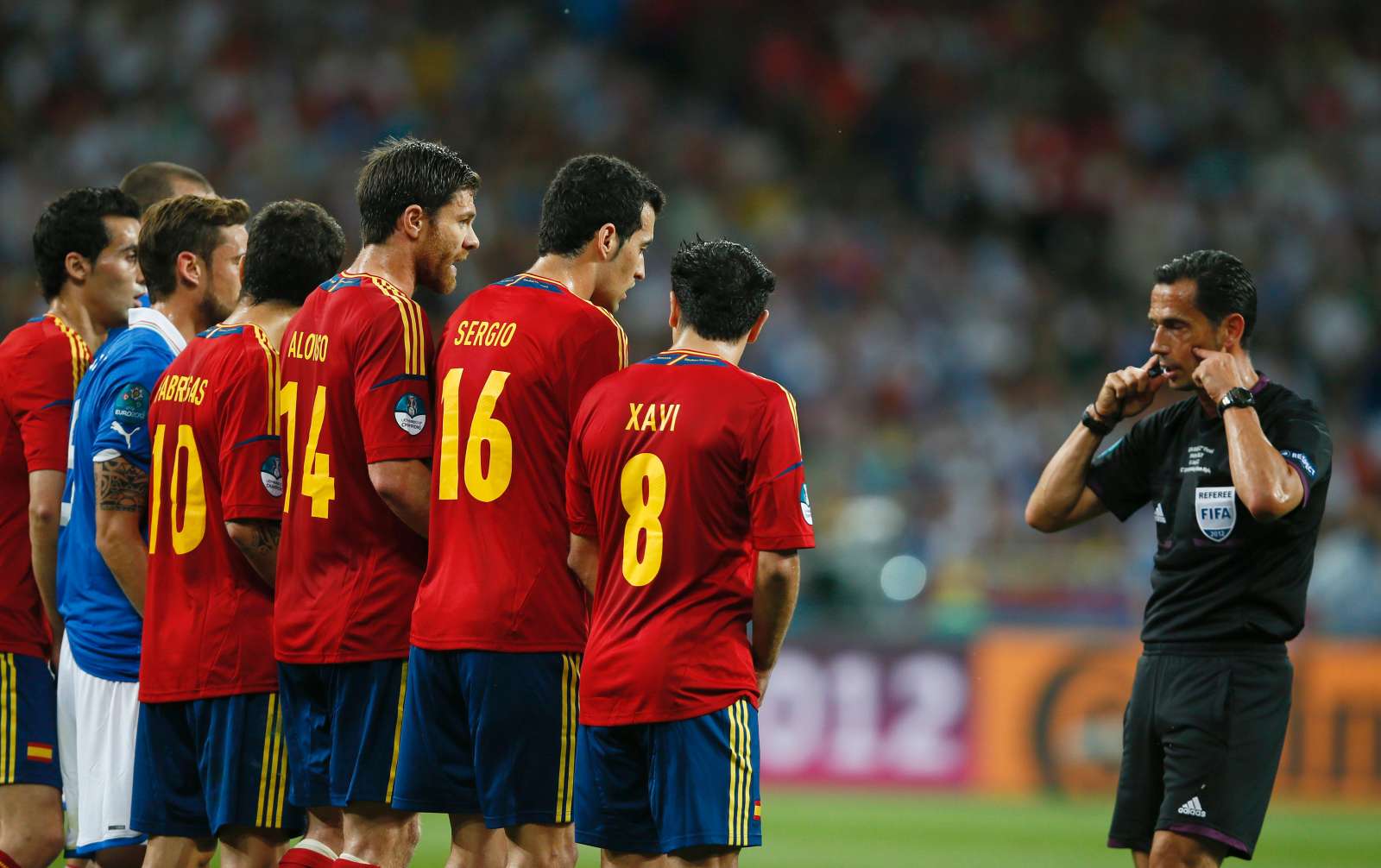 1/7/2012: Pedro Proença repreende os jogadores da Espanha durante a final do Euro-2012. Proença tornou-se o primeiro português a dirigir a final de uma grande competição de selecções (Reuters/Kai Pfaffenbach)