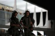 Militares guardam o Palácio do Planalto, em Brasília [Reuters]