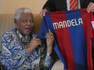 Mandela: com uma camisola do Barcelona