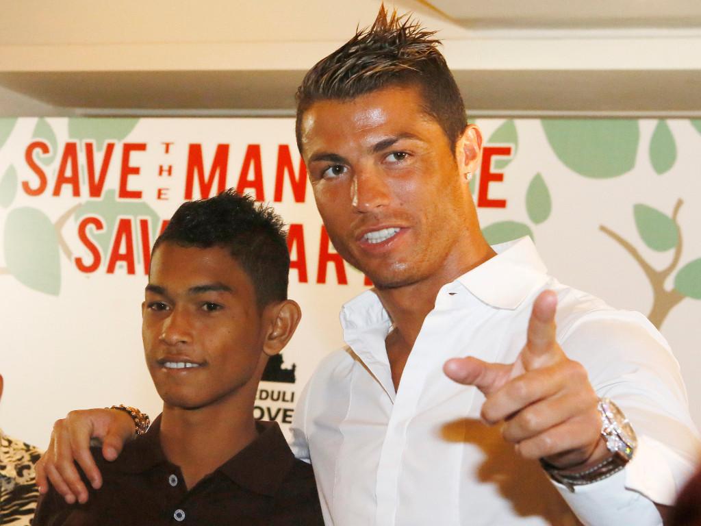 Ronaldo com Martunis na Indonésia (EPA/MADE NAGI)