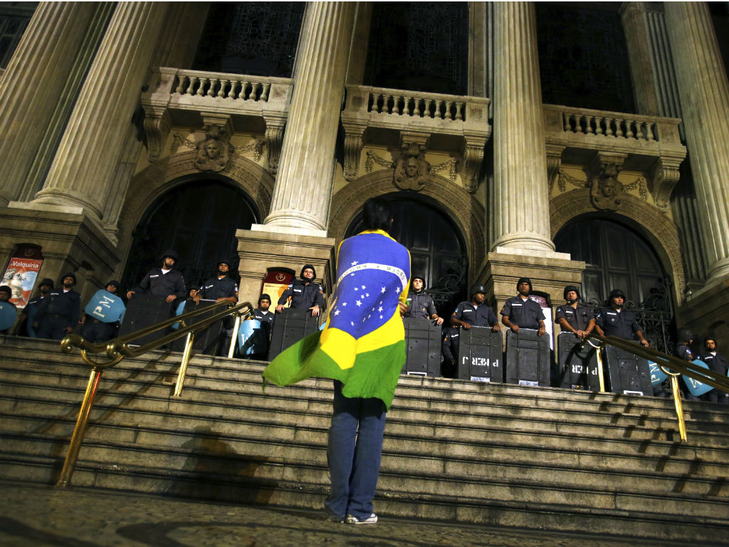 Manifestantes com bandeira do Brasil (REUTERS)