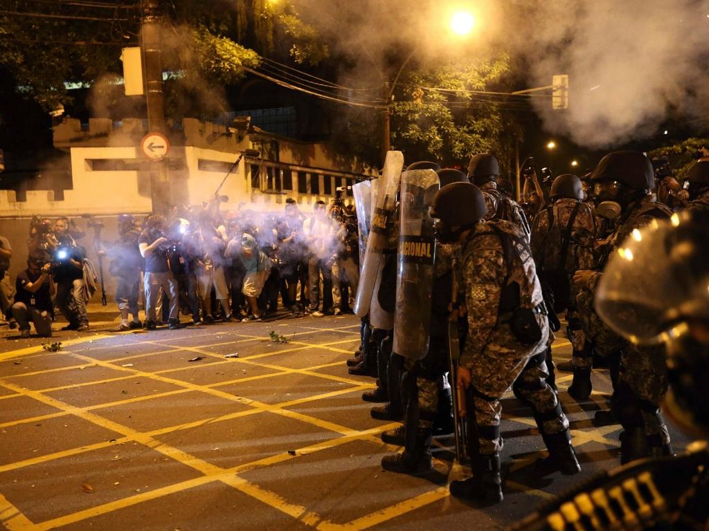 Brasil-Espanha: confrontos entre polícia e adeptos