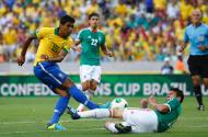 Paulinho em ação pelo Brasil (Reuters/Kai Pfaffenbach)