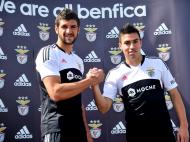 Gaitán e Mitrovic apresentam equipamento alternativo do Benfica (Lusa)