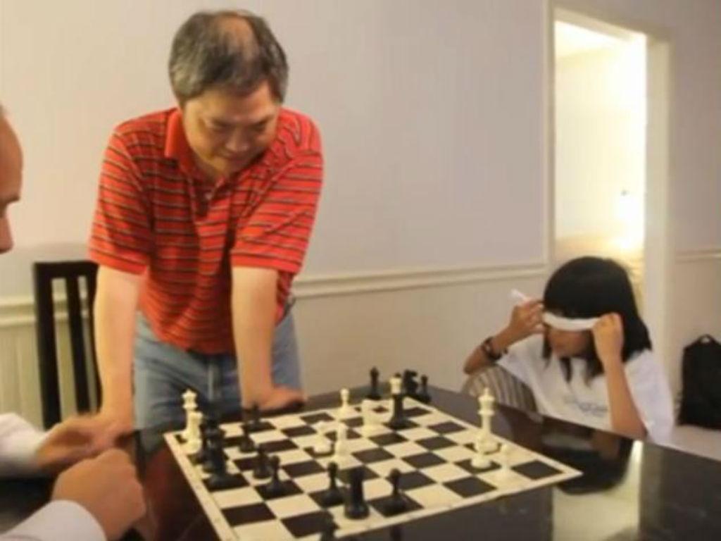 Menina de nove anos joga xadrez de costas - TVI Notícias