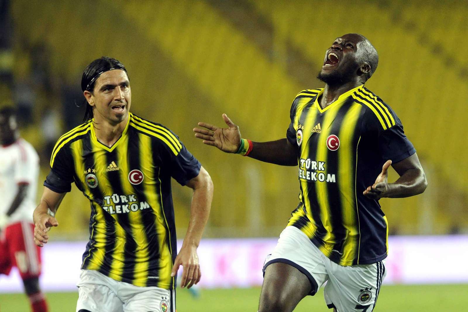 Moussa Sow celebra golo do Fenerbahçe frente ao Salzburgo (LUSA)