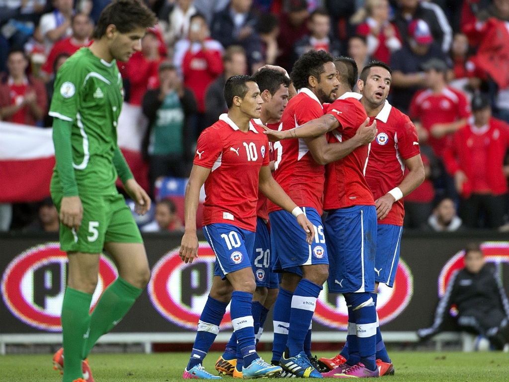Chile celebra golo perante Iraque (LUSA)