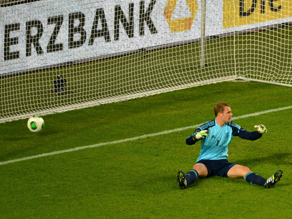 Manuel Neuer sofre golo no Alemanha-Paraguai (LUSA)