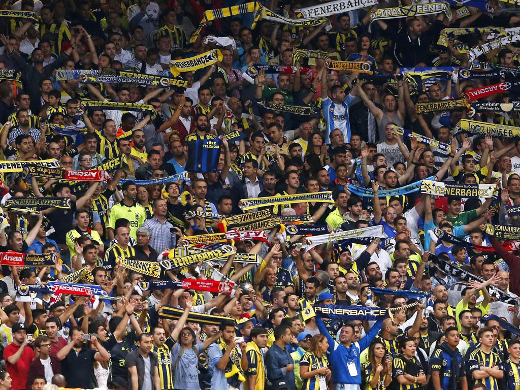 Adeptos do Fenerbahçe (EPA/Kerim Okten)
