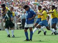 Brasileiros festejam Mundial 1994 depois de Baggio falhar o penalty (Reuters)