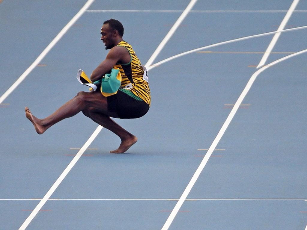 Usain Bolt, da Jamaica faz a dança tradicional russa, Kazachok, após a Jamaica ter vencido a final masculina de 4x100 metros, durante o Campeonato Mundial de Atletismo da IAAF, no estádio Luzhniki, em Moscou (Reuters)