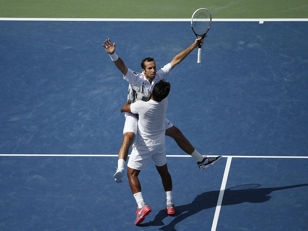 Leander Paes da Índia, e Radek Stepanek, da República Checa festejam a conquista match point contra Bob e Mike Bryan dos EUA na partida dupla de homens no EUA Open Tennis Championships, em Nova York (Reuters)