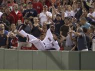 Shane Victorino, dos Boston Red Sox, cai para dentro da bancada num jogo contra os Detroit Tigers (Reuters)