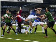 «Não fiz nada, senhor árbitro!» - Jan Vosahlik agarra os calções de Jorgen Horn no jogo entre o  FK Jablonec e o Stromsgodset (Reuters)