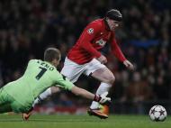 No jogo desta terça-feira com o Bayer Leverkusen, Wayne Rooney voltou a ter de usar uma fita protetora na cabeça devido a uma ferida que não pode estar exposta (Reuters)