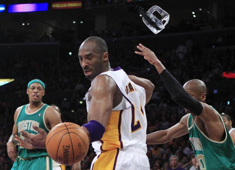 Os jogos da NBA são a doer e Kobe Bryant chegou a ficar sem a proteção durante um encontro (Reuters)